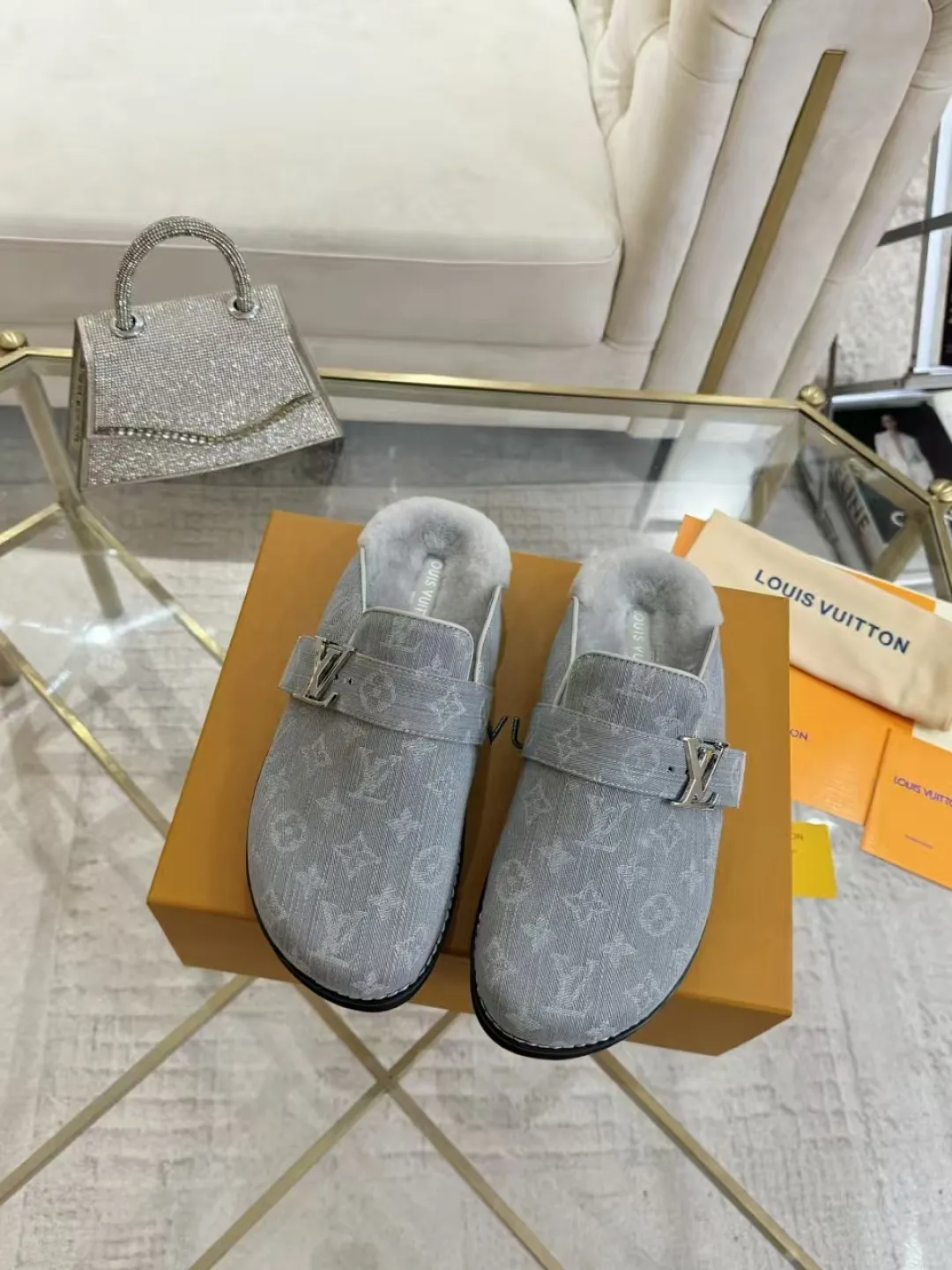 p600✨ LV Couple’s Wool Slippers｜Full of high-end feel, the soles of your feet are luxurious✨ We have achieved the ultimate restoration of the "higher version" of this pair of LV classic toe-toe slippers! 👫💫 🌟 The core advantages are clear at a glance: ✔️ Original jacquard + cowhide fabric, delicate texture, high-end at first glance; ✔️ 280% pure wool lining, wearing barefoot is like stepping on clouds ☁️, soft and skin-friendly and not sweaty; ✔️ Non-slip rubber bottom + three-dimensional toe design, super stable for walking, fashionable and practical!  👀 Must-have attention to detail: Belt buckle + classic LV presbyopic elements, revealing the aura of a big-name brand in a low-key manner ~ Whether it is a couple dating or a trip with besties, both of them are the focus when they go out👟💖 ✨ Easily match the wardrobe: jeans + sweaters, lazy and casual style ✔️ Coat + skirt, refined and elegant ✔️ One pair of shoes can handle a variety of styles, and the sense of luxury is never artificial ~ #LV slippers #couple outfit #High-End Customization #Quality Shoes Recommendation Fabric: Yangjing/classic jacquard fabric Lining: Imported wool lining Sole: Original rubber sole Size: Female 35-41 Male 38-46